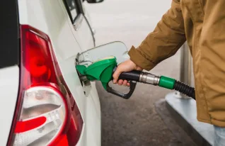Kaamasessa polttoainetta myyvä yrittäjä ei usko kolmen euron litrahintaan