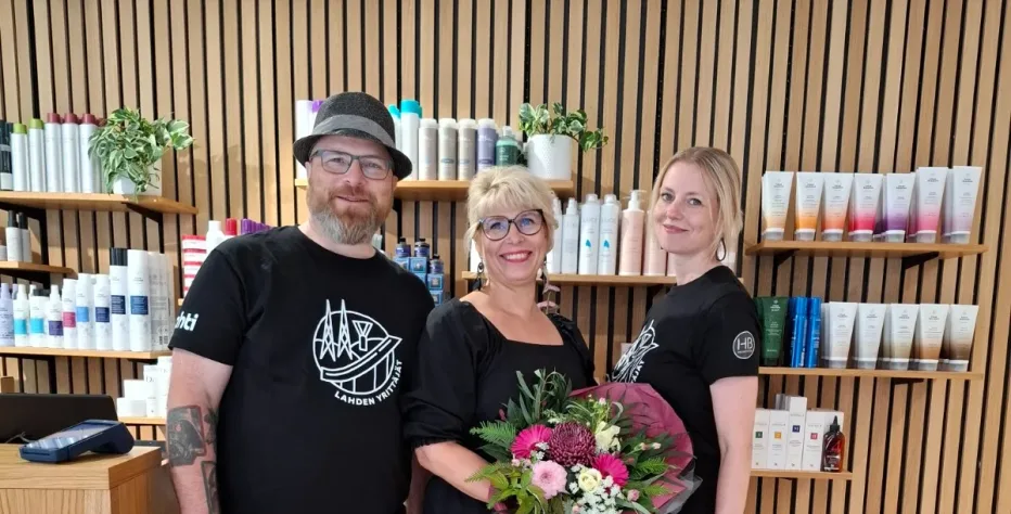 Lahden Vuoden yksinyrittäjän kävivät etukäteen kukittamassa Lahden Yrittäjien varapuheenjohtajat Juha Turunen ja Ruusa Aalto.