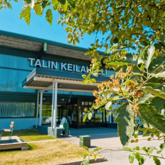 Talin keilahalli ulkoa kesällä