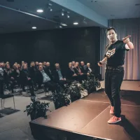 Yrittäjä Jukka Ala-Mutka kertoo, miten tekoälyagentit laitetaan tehokkaasti töihin pk-yrityksissä