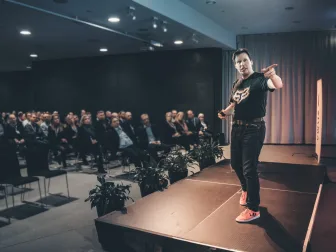 Yrittäjä Jukka Ala-Mutka kertoo, miten tekoälyagentit laitetaan tehokkaasti töihin pk-yrityksissä