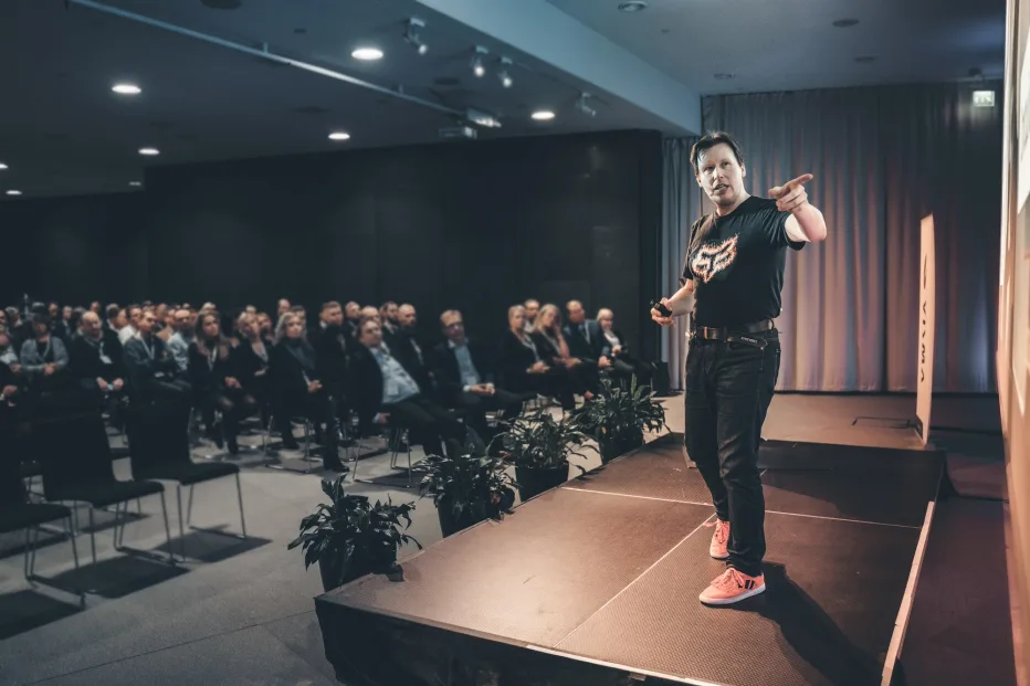 Yrittäjä Jukka Ala-Mutka kertoo, miten tekoälyagentit laitetaan tehokkaasti töihin pk-yrityksissä
