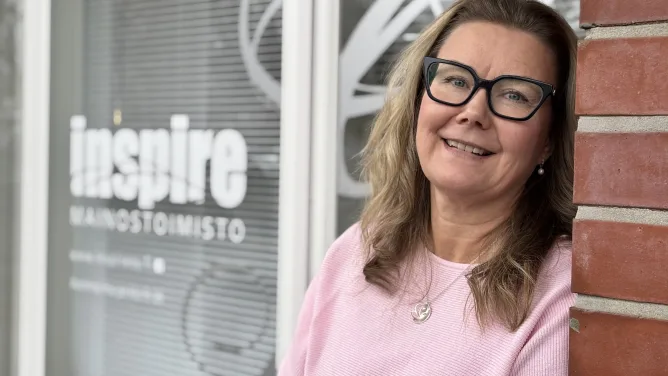 Mainostoimistoyrittäjä Marjukka Koskela kertoo, miten tekoäly näkyy asiakaskentässä