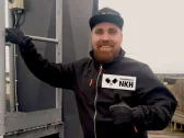 Nuohousyrittäjä koputtaa oveen, kun asiakas jättää palvelun maksamatta