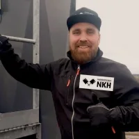 Nuohousyrittäjä koputtaa oveen, kun asiakas jättää palvelun maksamatta