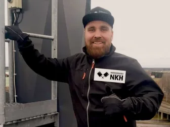 Nuohousyrittäjä koputtaa oveen, kun asiakas jättää palvelun maksamatta
