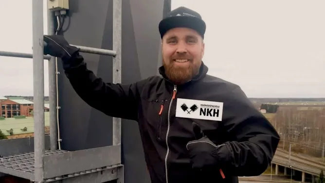 Nuohousyrittäjä koputtaa oveen, kun asiakas jättää palvelun maksamatta