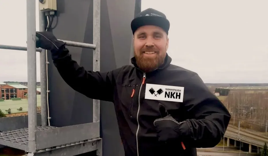 Nuohousyrittäjä koputtaa oveen, kun asiakas jättää palvelun maksamatta