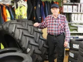 Yrittäjä Timo Kunnari jaksaa vaihtaa asiakkaidensa renkaita vielä 87-vuotiaana