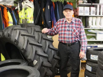 Yrittäjä Timo Kunnari jaksaa vaihtaa asiakkaidensa renkaita vielä 87-vuotiaana