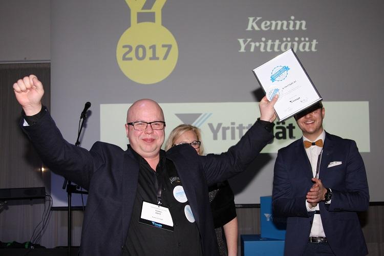 Kemin Yrittäjien puheenjohtaja Tuomo Jäärni oli onnellinen voitosta. Kuvan otti Jari Lammassaari. 