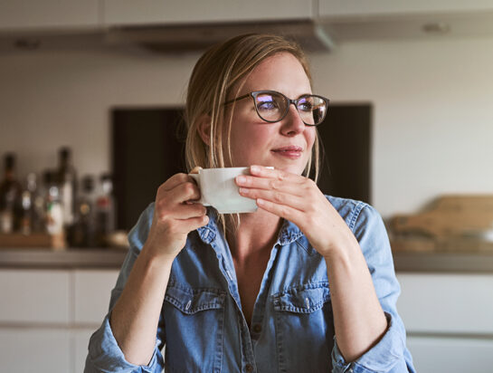 Suomen Yrittäjien ja Sanoma Median webinaarikuva nainen juo kahvia
