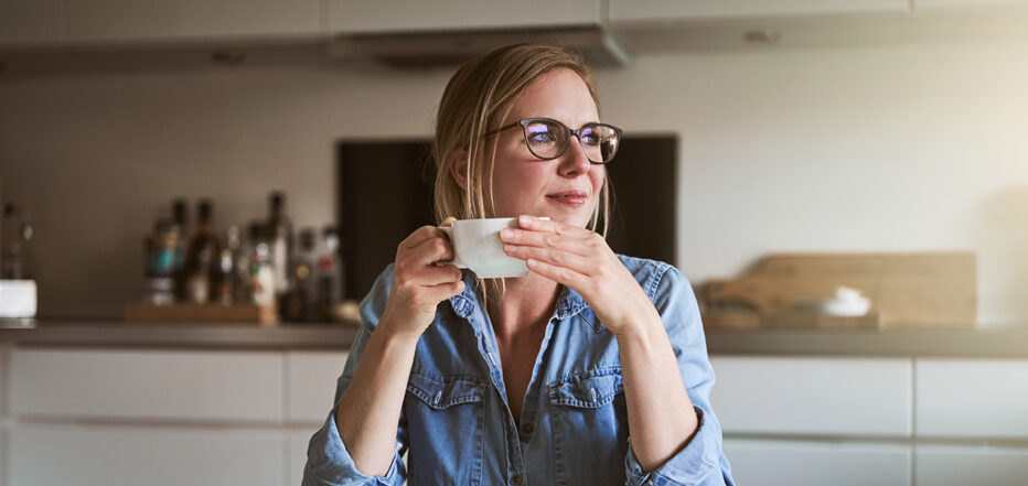 Suomen Yrittäjien ja Sanoma Median webinaarikuva nainen juo kahvia