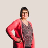 Päivi Savolainen seisoo kuvassa