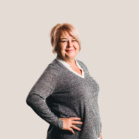 Tiina Leppälä seisoo kuvassa