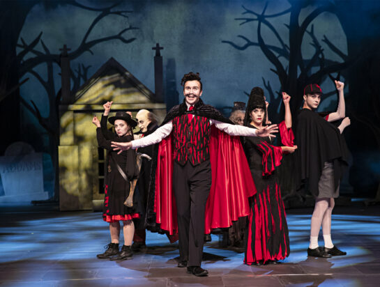 The Addams Family esityksen näyttelijät lavalla