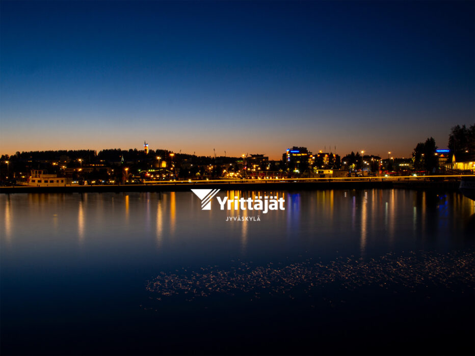 Jyväskylän siluetti Jyväsjärveltä