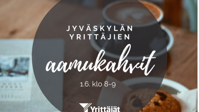 Kaksi kahvia ja pari keksiä kuvassa