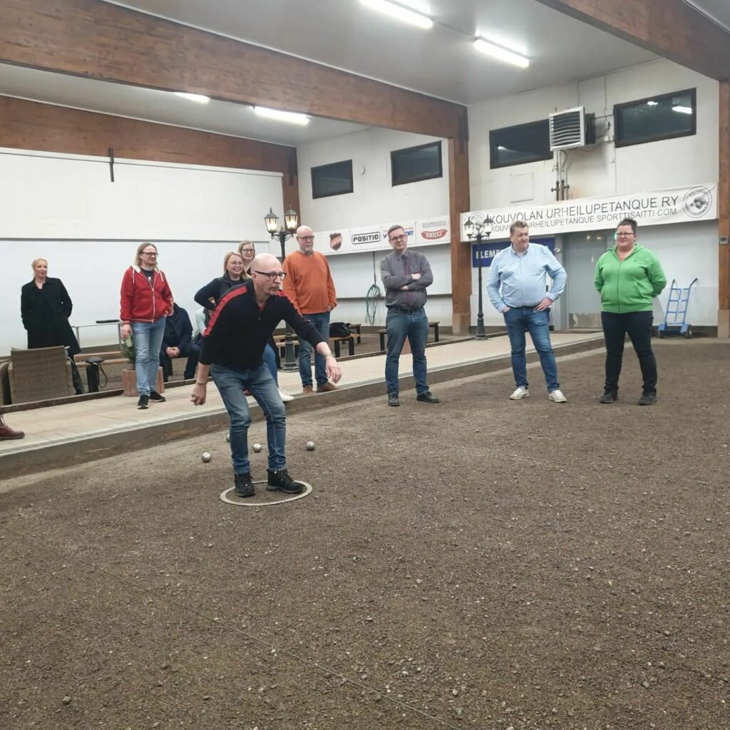 Kouvolan alueen yrittäjiä ja kaupunginvaltuuston iloisia edustajia pelaamassa petanque