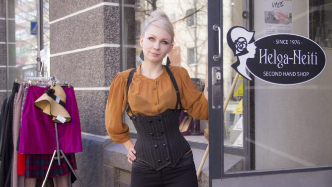 Tiina Rikala on erikoistunut lateksivaatteisiin