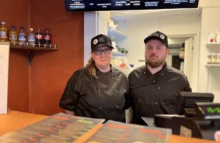 Bursalad-ravintolan yrittäjät Laura ja Pekka Mäkinen