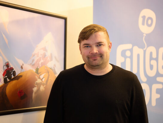 Fingersoftin toimitusjohtaja Jaakko Kylmäoja Fingersoft-logon edessä toimistolla.