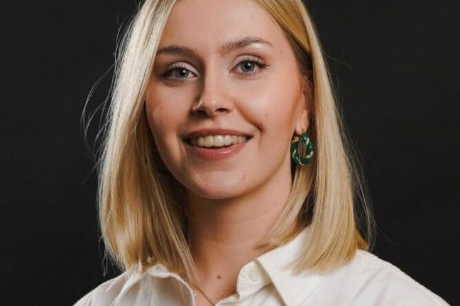Kouluttaja: Juulia Salmi, luova projektivastaava ja TikTok-asiantuntija, Bängeri