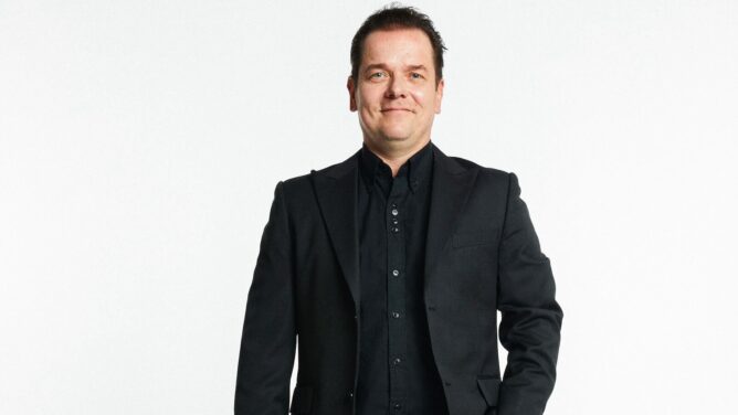 Mikko Almgren kisaa Diilissä