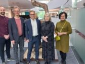 Kuvassa Savon Yrittäjien hallituksesta Janne Parkkila (vas.) ja Aki Karkulahti, Pohjois-Savon ELY-keskuksen vastuualuejohtaja Jan Blomberg, Finnveran aluepäällikkö Johanna Reinikainen sekä Savon Yrittäjien toimitusjohtaja Paula Aikio-Tallgren. Kuva: Jaana Hiltunen